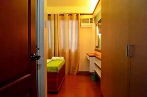 Desk, free WiFi, bed sheets - Julieta's Pension House (Puerto Princesa)