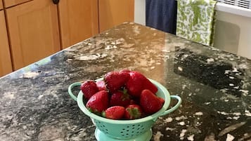 Deluxe Studio Suite, 1 Bedroom, Mountain View, Mountainside | Private kitchen | Fridge, microwave, oven, stovetop