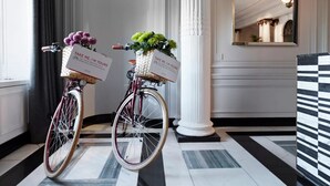 Dos bicicletas con cestas, cada una con un cartel que dice "Lléveme, es suyo".