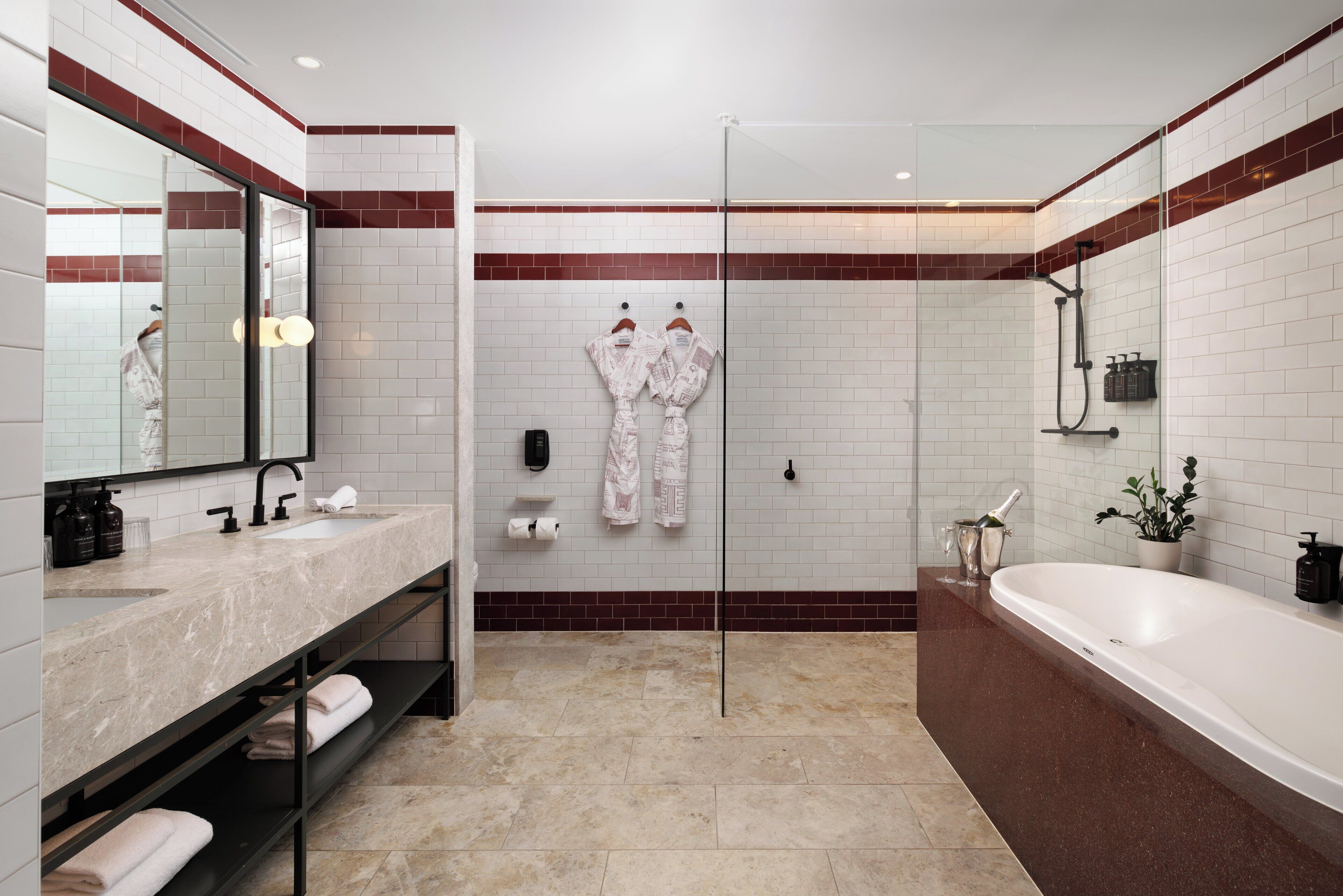 Un baño moderno con un espejo grande, un lavabo, una ducha y una bañera.