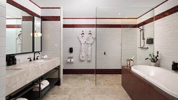 Un baño moderno con un espejo grande, un lavabo, una ducha y una bañera.