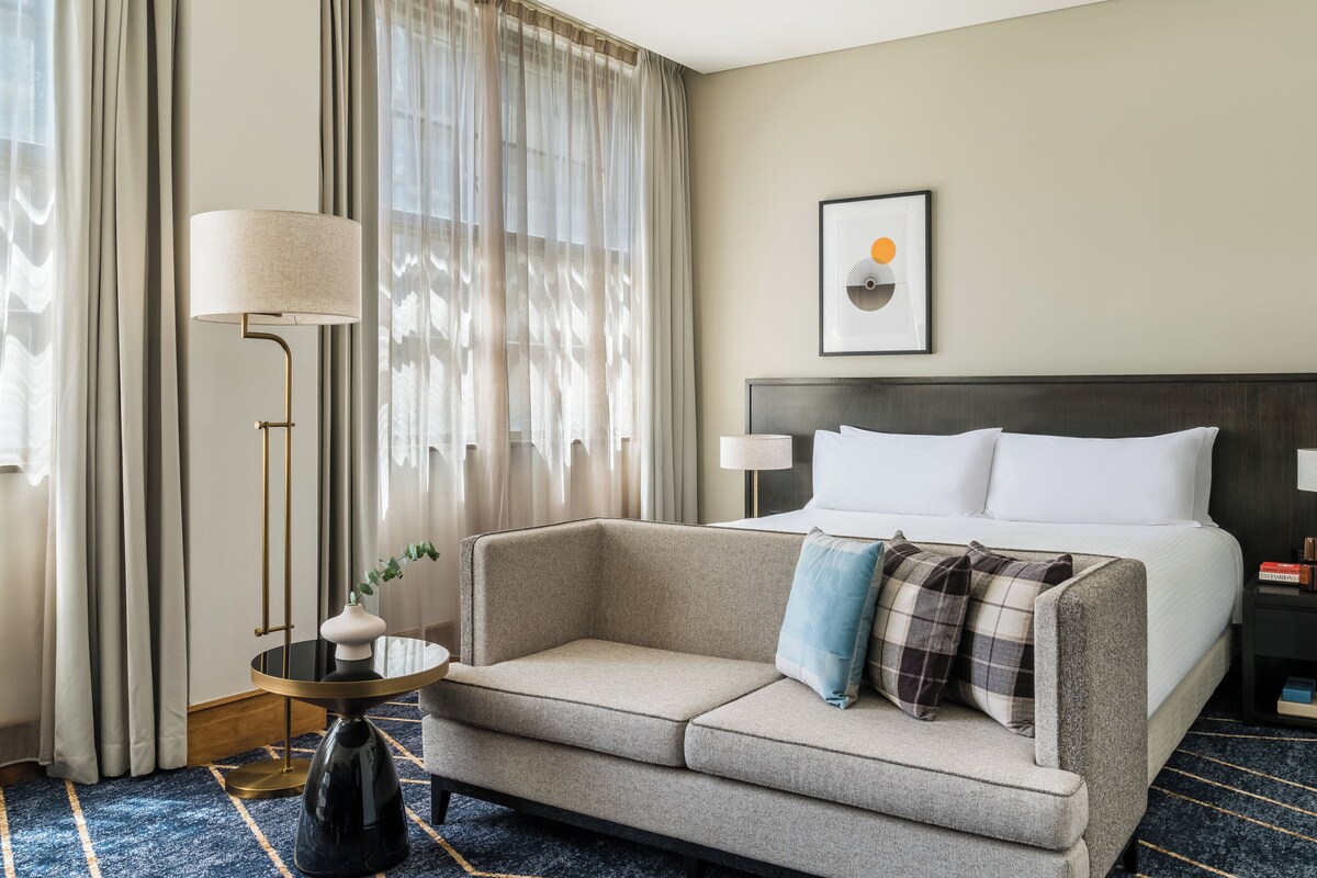 Sengetøy av topp kvalitet, minibar, safe på rommet og skrivebord