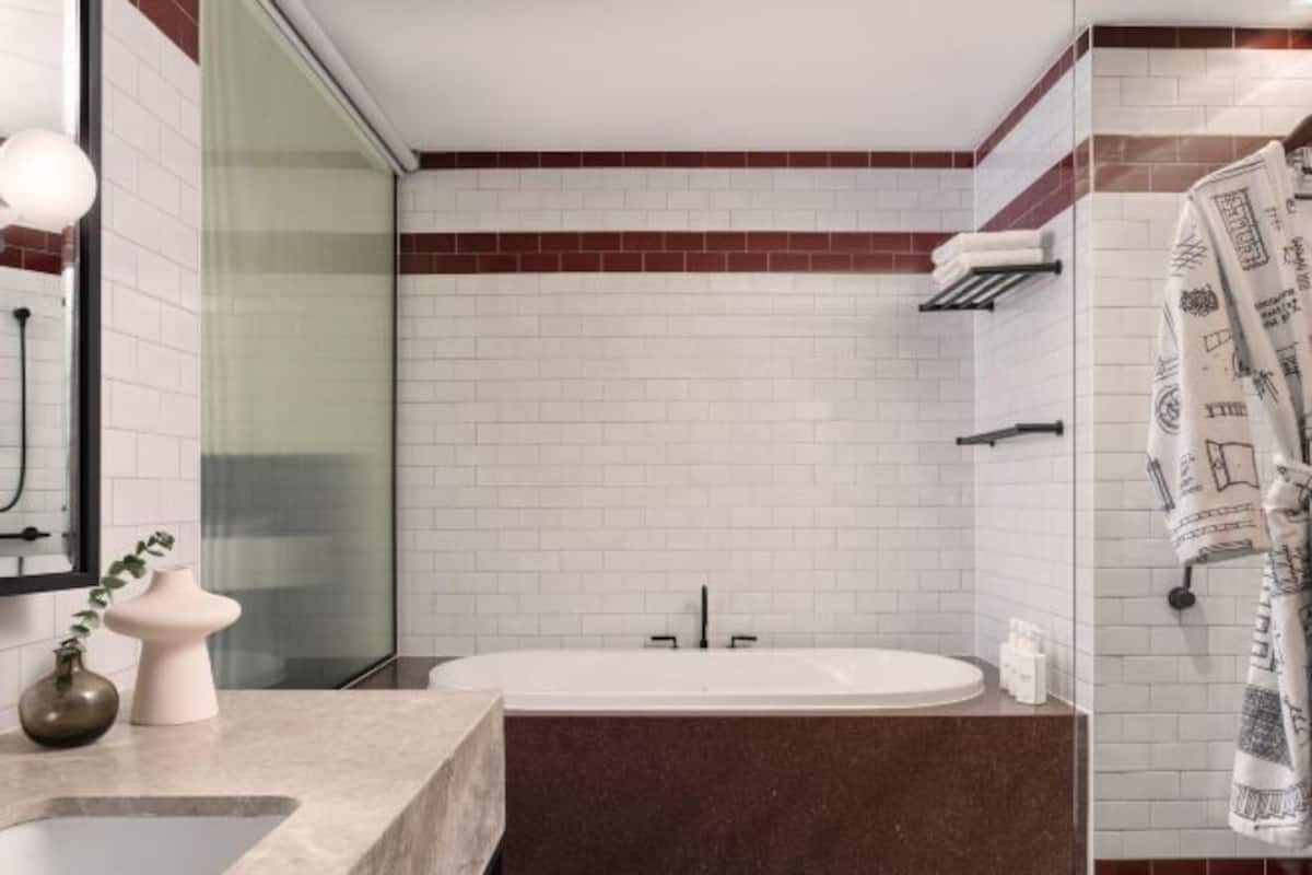 Salle de bain | Douche, articles de toilette de luxe, sĂšche-cheveux, peignoirs