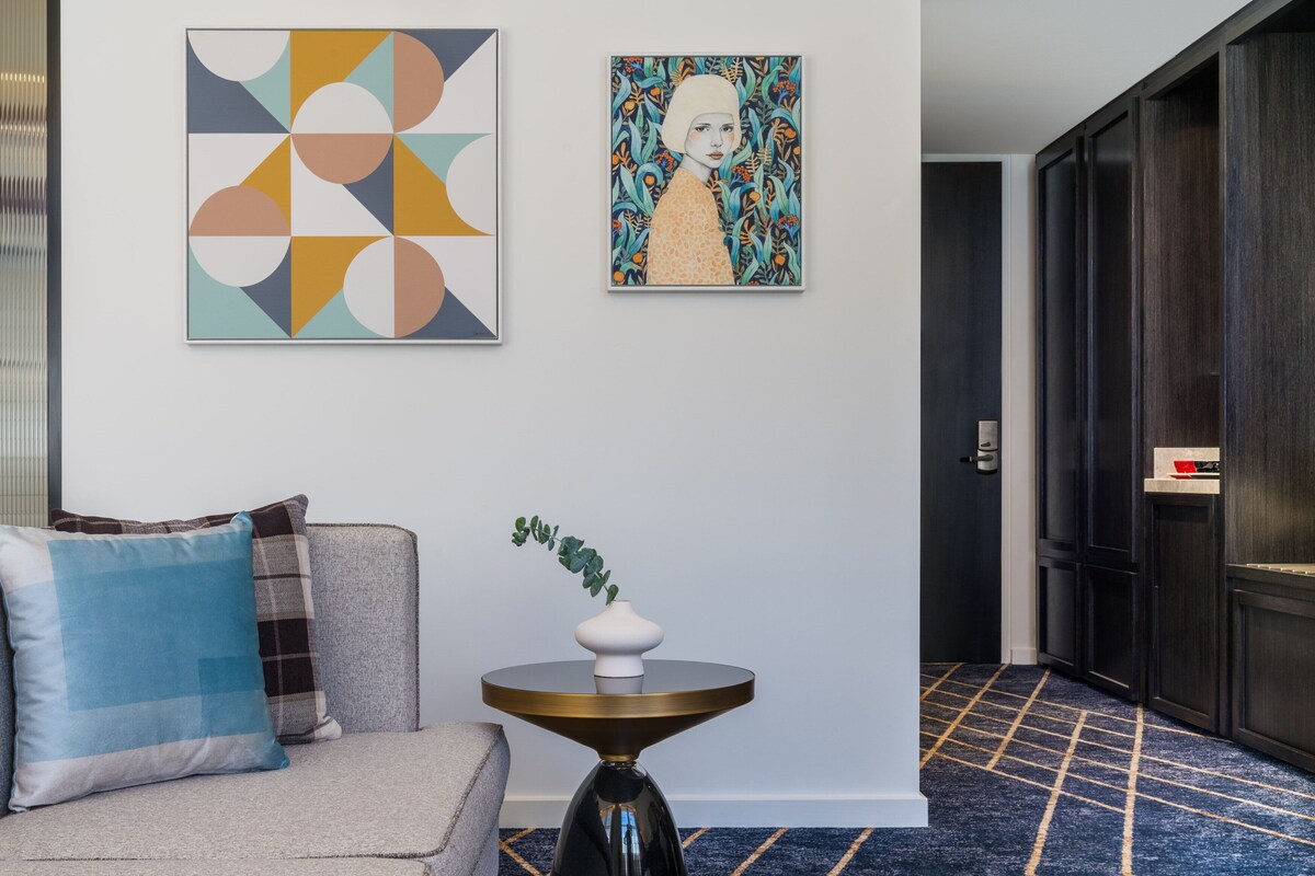 Sengetøy av topp kvalitet, minibar, safe på rommet og skrivebord