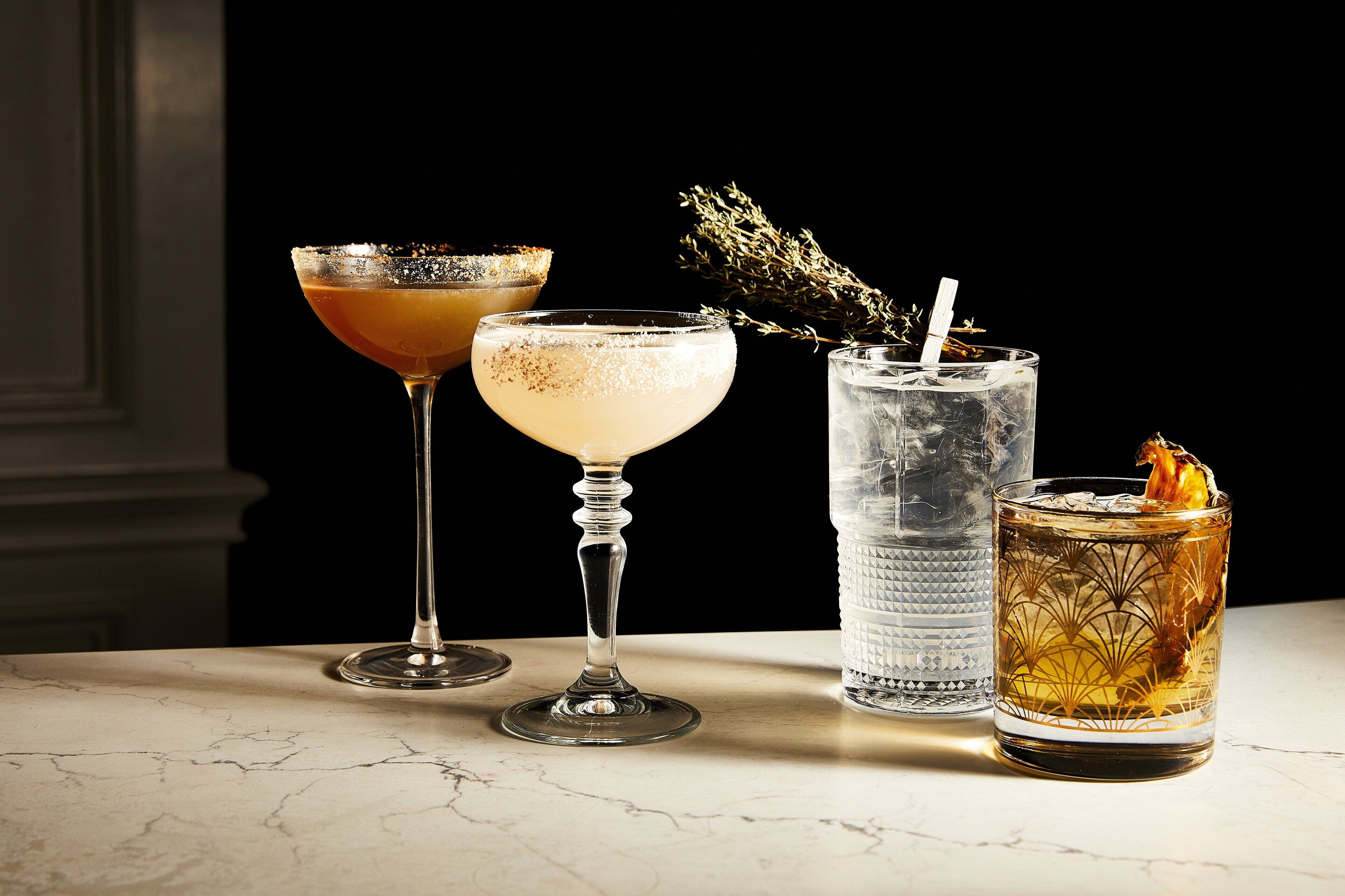Trois verres posés sur une surface en marbre.