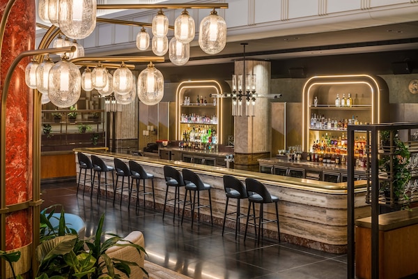 2 bars/lounges, cocktail bar, rooftop bar