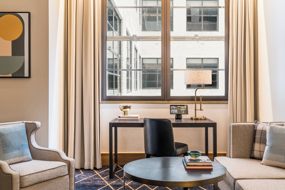 Sengetøy av topp kvalitet, minibar, safe på rommet og skrivebord