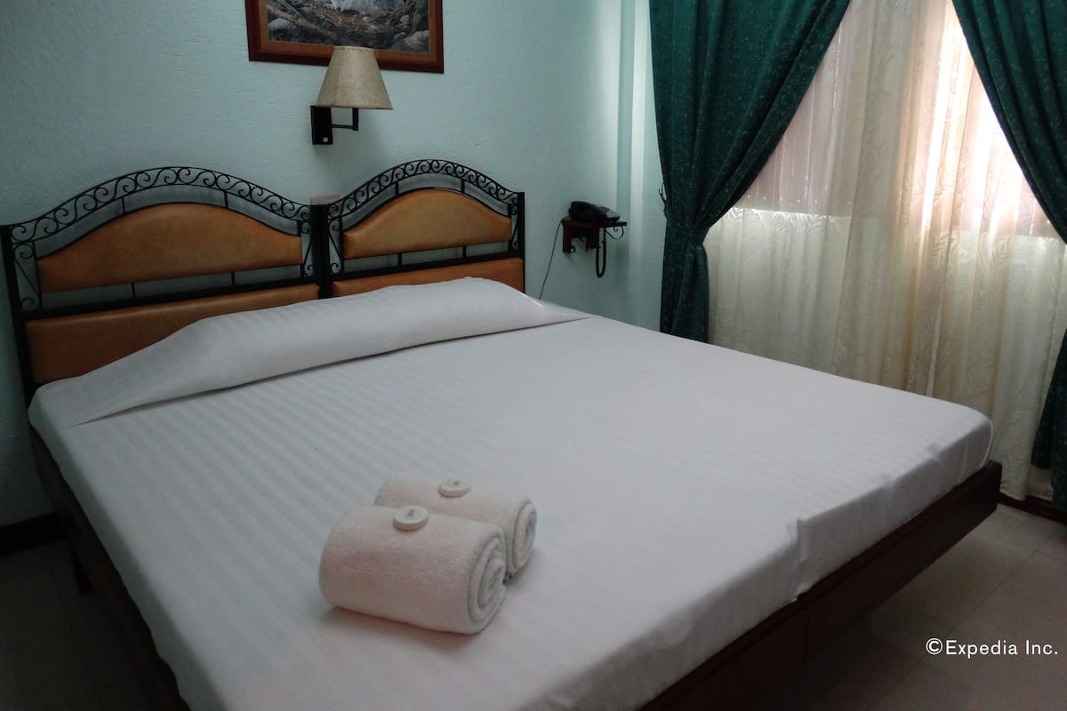 Caja de seguridad en la habitación, escritorio y camas extra