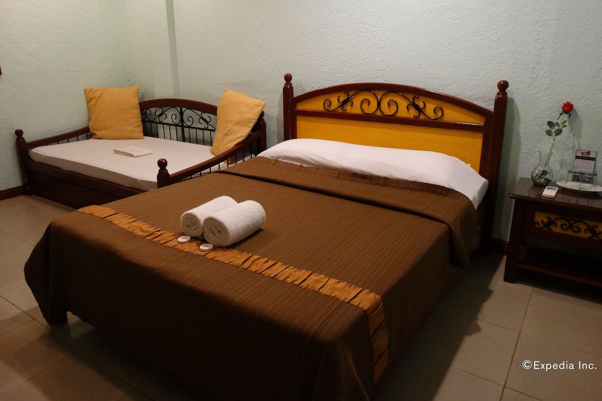 Caja de seguridad en la habitación, escritorio y camas extra
