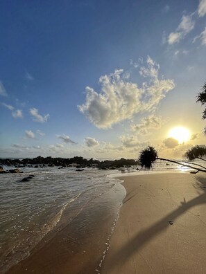 Accommodatie ligt op het strand, wit zand