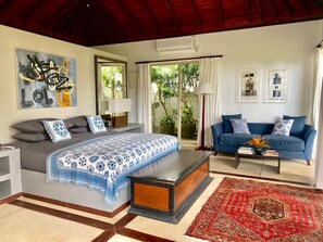 スイート キングベッド 1 台 オーシャンビュー | 高級寝具、ミニバー、セーフティボックス (室内)、デスク