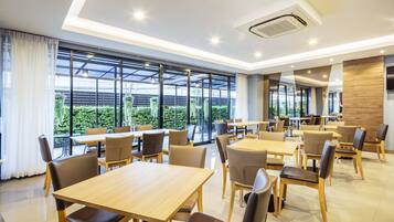 Desayuno buffet (THB 200 por persona)