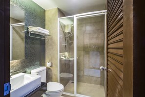 A modern bathroom with a glass-enclosed shower, a white bathtub, and a toilet. - Livotel Hotel Kaset Nawamin Bangkok (Bangkok)