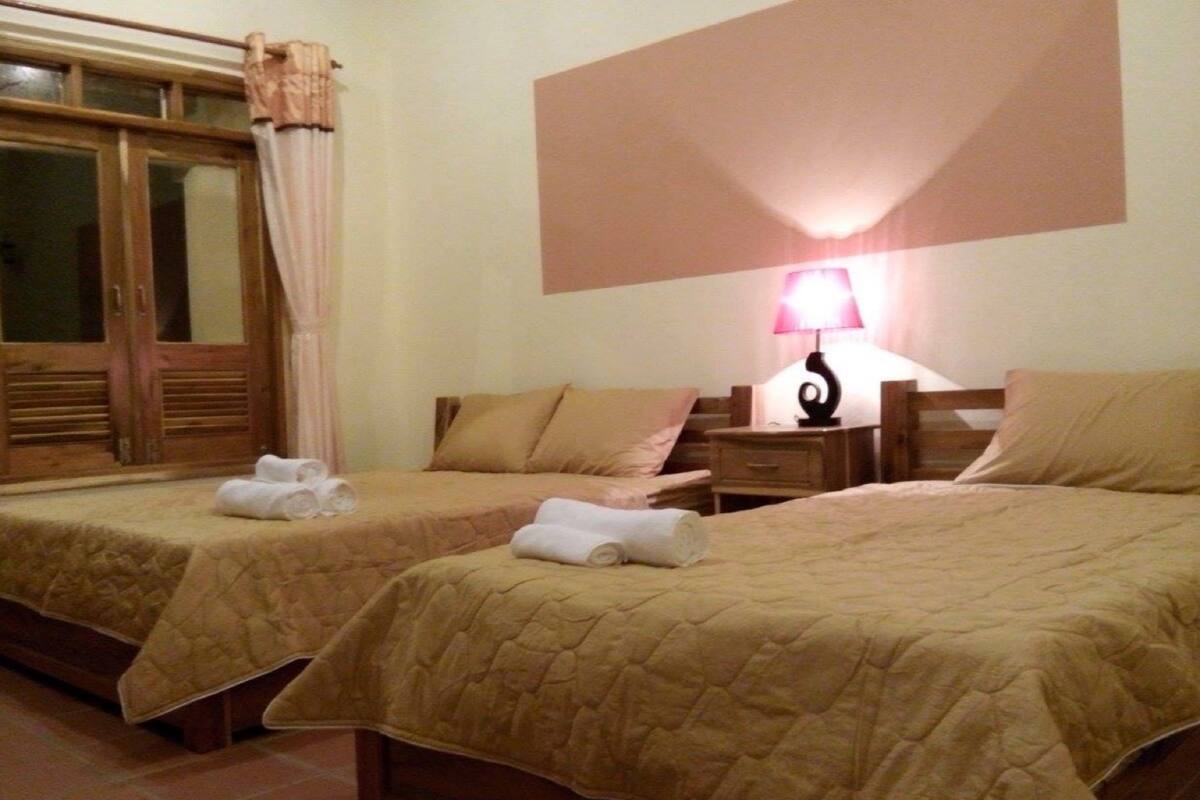 Triple Bungalow (with AC) | Peti besi dalam bilik, katil lipat simpan/tambahan, Wi-fi percuma 