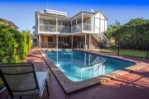 Seasonal outdoor pool, open 8:00 AM to 8:00 PM, pool loungers - Ainslie Manor Guests House (Redcliffe)