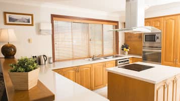 Refrigerador con freezer, microondas, horno, placa de cocina