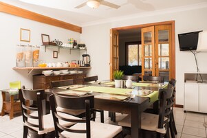 Cafetera/tetera, refrigerador con freezer, microondas, horno
