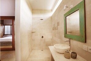 Shower, free toiletries, bathrobes, slippers - Panorama Ubud Private Villa (Ubud)
