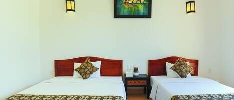 Deluxe Twin Room | Minibar, in-room safe, desk, rollaway beds