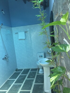 Deluxe Twin Room | Bathroom shower - Galaxy Homestay (Da Nang)
