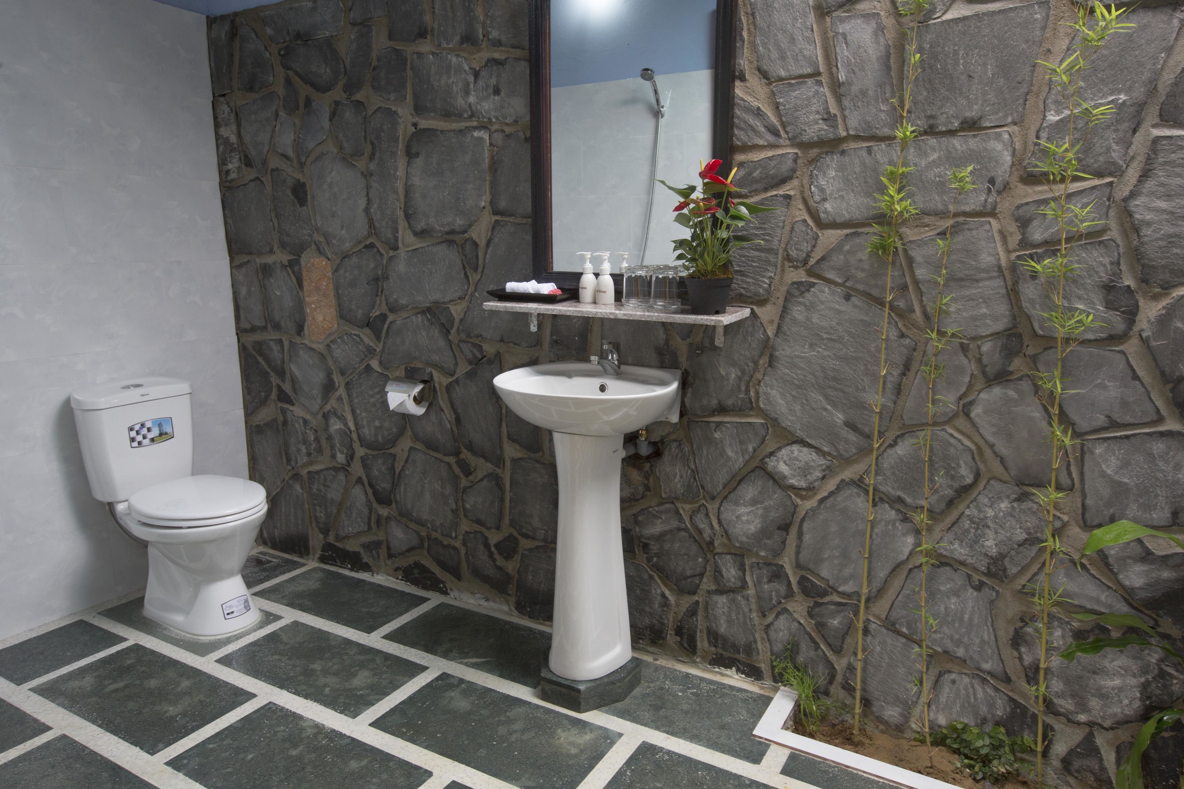 Deluxe Twin Room | Bathroom | Shower, free toiletries, hair dryer, slippers