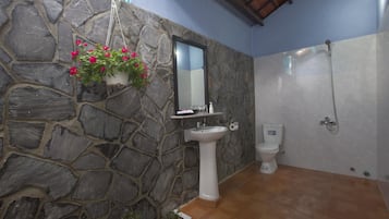 Phòng 2 giường đơn Deluxe | Phòng tắm | Buồng tắm vòi sen, đồ dùng nhà tắm miễn phí, máy sấy tóc