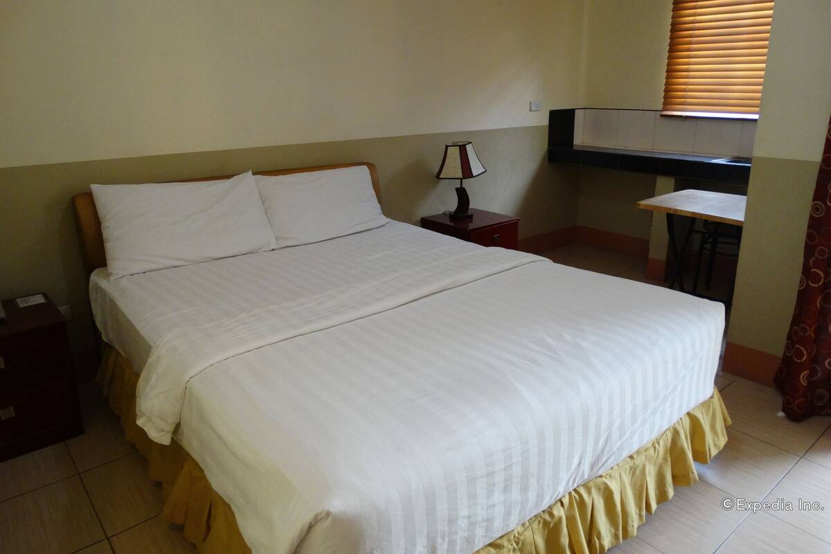 Desk, rollaway beds (surcharge)