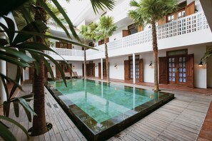 Outdoor pool, pool loungers - Adhisthana Hotel (Yogyakarta)