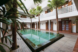 Piscina externa, espreguiçadeiras