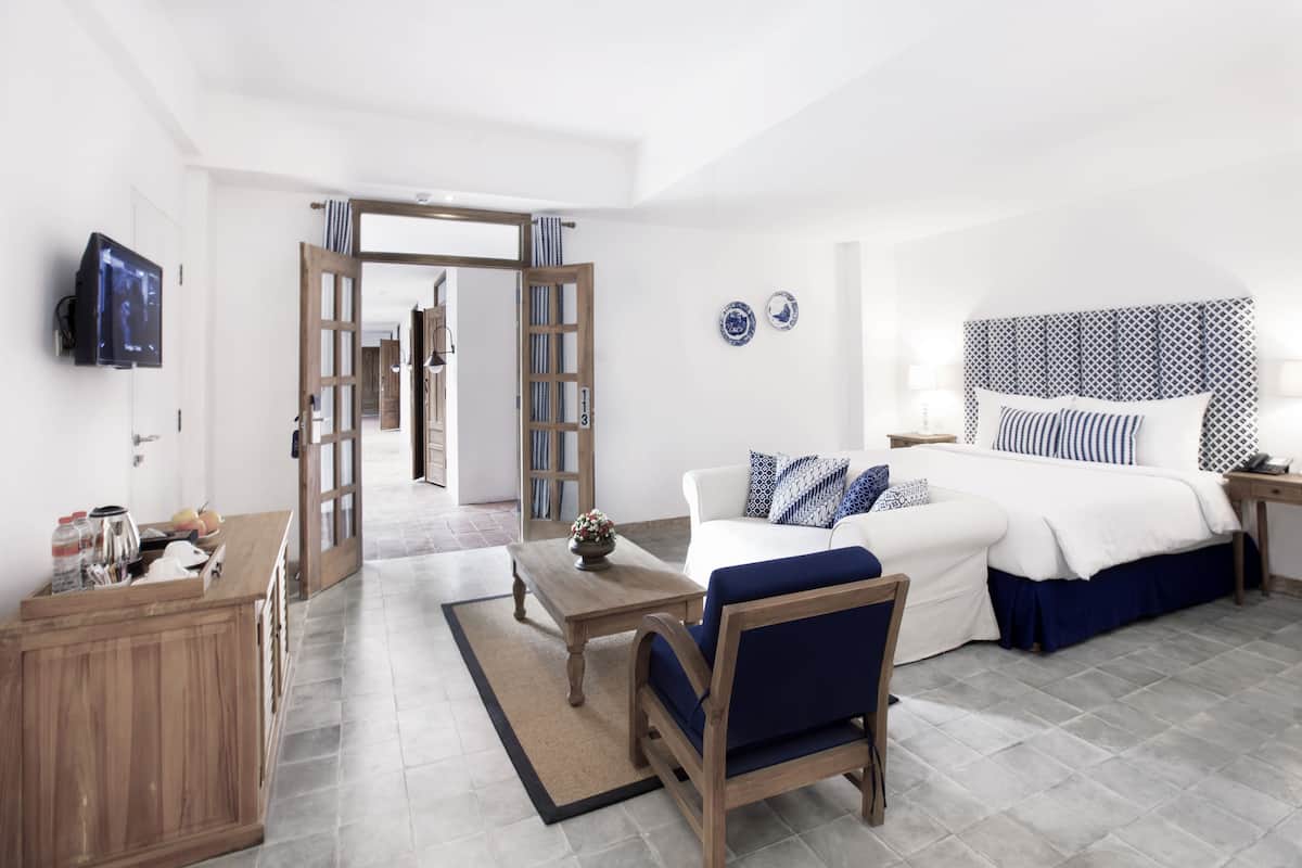 premium bedding, desk, soundproofing, free wifi