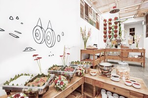 Café da manhã com buffet todos os dias mediante uma taxa