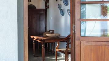 Villa Walauwa | Minibar, caja fuerte, tabla de planchar con plancha y wifi gratis