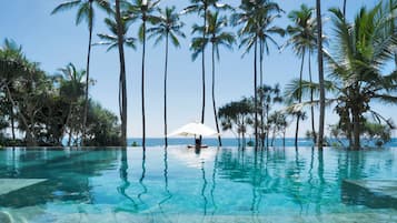 Außenpool, Infinity-Pool, Sonnenschirme, Liegestühle