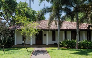 Villa Walauwa | Minibar, in-room safe, iron/ironing board, free WiFi