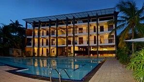 Front of property - evening/night - Olanro Hotel (Negombo)