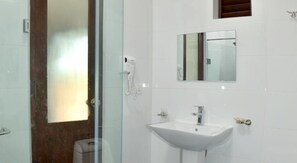Shower, free toiletries, hair dryer, bathrobes - Olanro Hotel (Negombo)