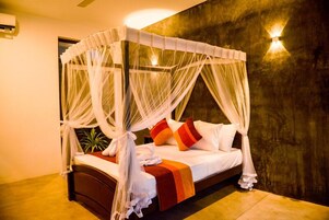 Habitación triple estándar | Minibar con artículos gratuitos, escritorio, sistema de insonorización