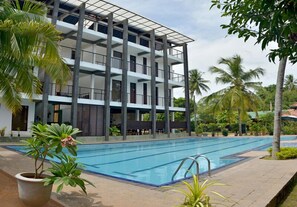 Outdoor pool - Olanro Hotel (Negombo)