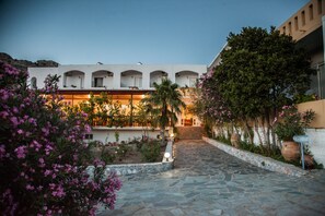 Front of property – evening/night - Ammoudi Hotel (Agios Vasileios)