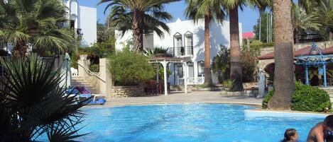 Außenpool, Sonnenschirme, Liegestühle