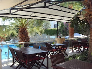Tempat makan outdoor