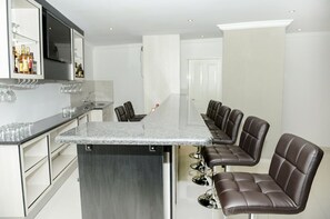 Bar (on property) - Discovery Guest House (Windhoek)