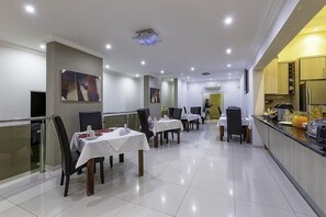 Free daily cooked-to-order breakfast - Discovery Guest House (Windhoek)