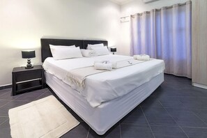 Luxury Double Room | In-room safe, desk, laptop workspace, blackout drapes - Discovery Guest House (Windhoek)