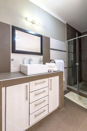 Premium-Zimmer | Badezimmer | Regendusche, kostenlose Toilettenartikel, Haartrockner, Bademäntel