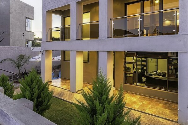 Front of property - Discovery Guest House (Windhoek)