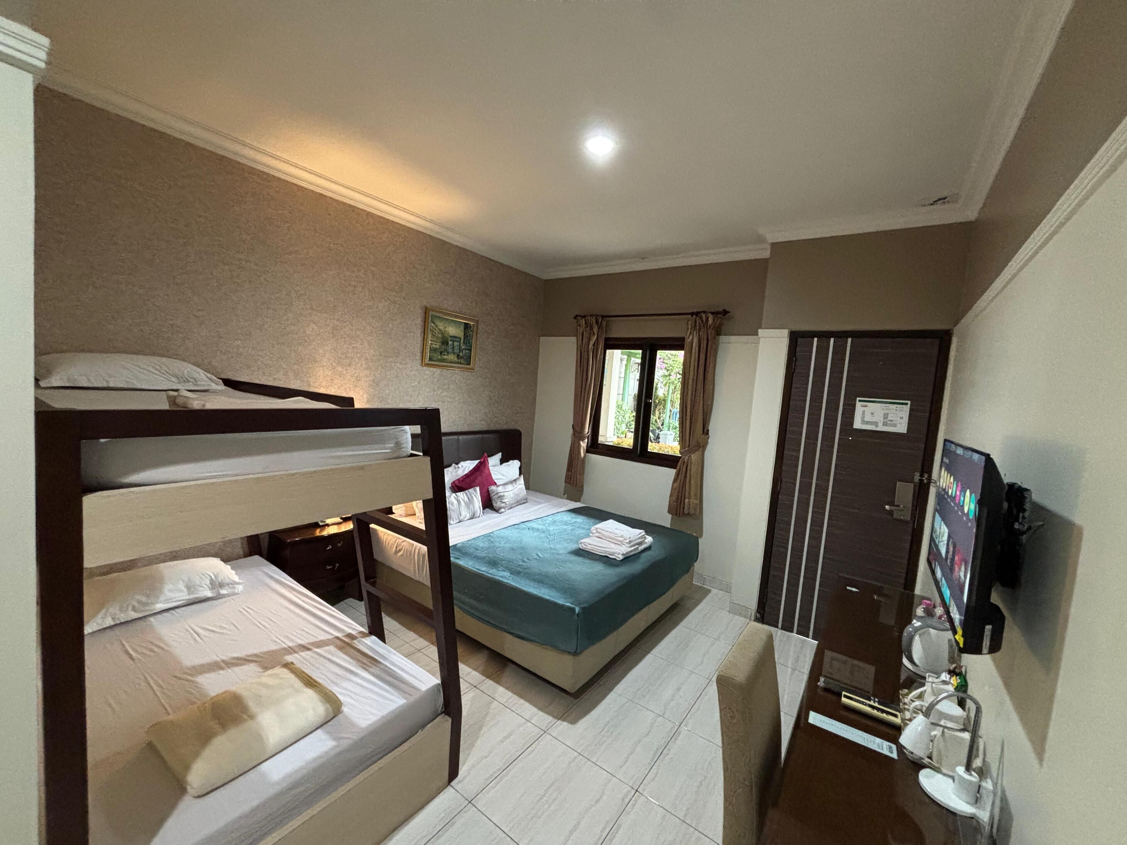 Familjerum | Sängtillbehör av högsta kvalitet och värdeförvaringsskåp på rummet