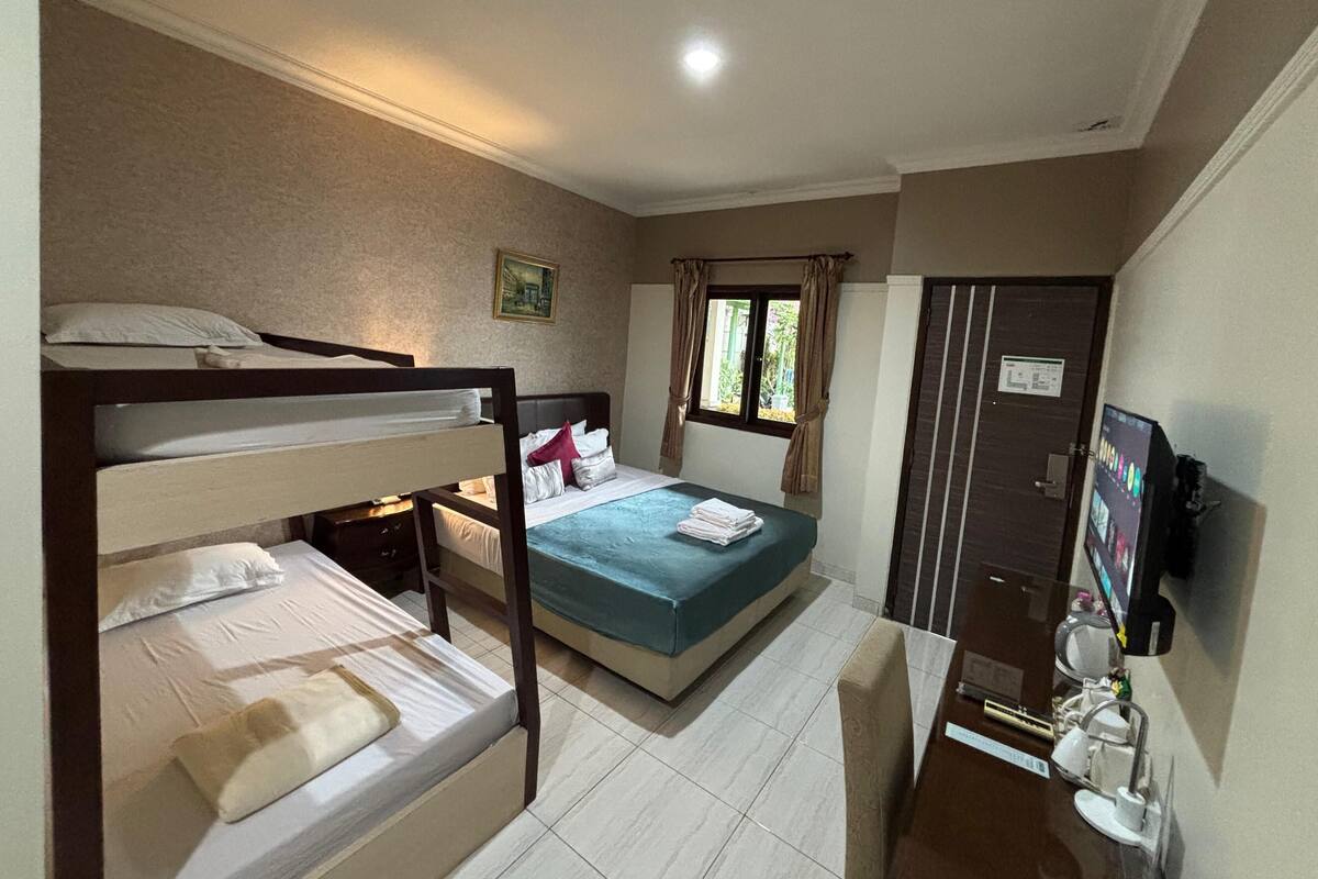 Premium bedding, in-room safe, desk, rollaway beds