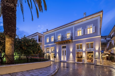 Fachada de la propiedad por la tarde o noche. 3Sixty Hotel & Suites