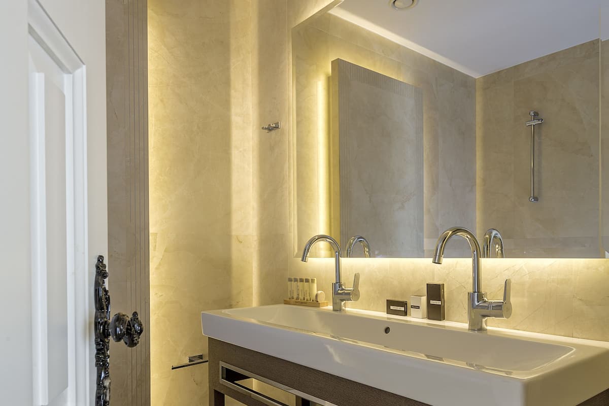 deluxe room (family) | bathroom sink